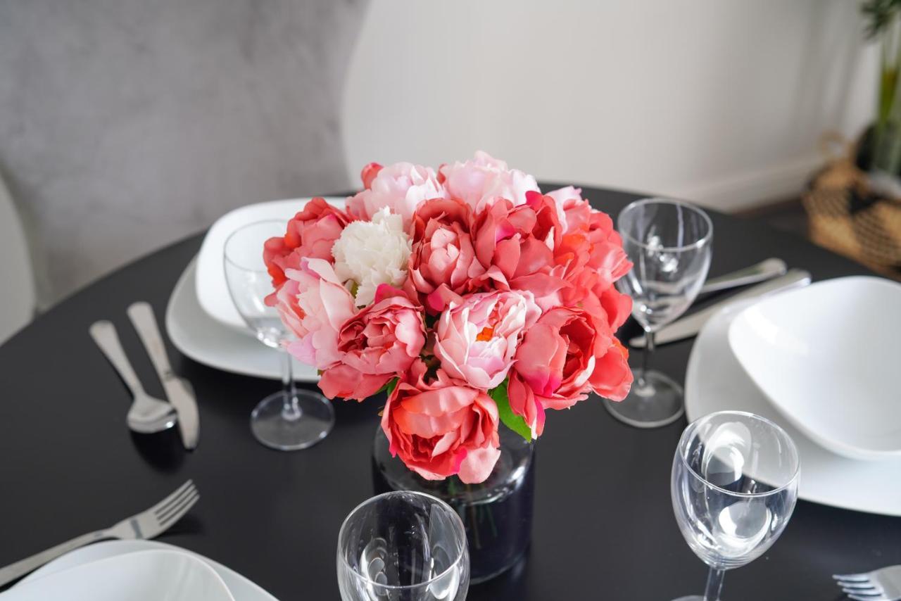 Suites By Rehoboth - Abbey Wood Station - London Zone 4 Екстер'єр фото